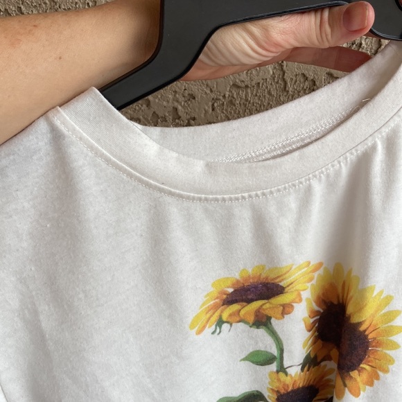 💵3 for $20✅Women’s sunflower half tops size small - Picture 6 of 6